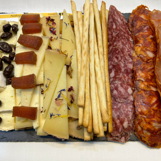 Tabla De Quesos Y Embutidos Cortado 600 Grs De Queso Aproximadamente Y 200 Grs De Embutido Aprox