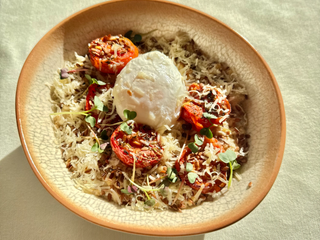 Солона вівсянка з в'яленими томатами, яйцем пашот та пармезаном (240г)