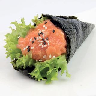 97. Temaki de salmón (1 pieza)