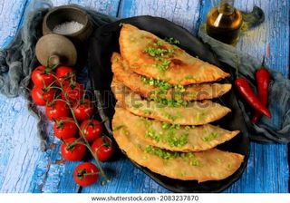 Комбо L (Чебуреки з м'ясом, м'ясо та сир, курка та гриби, сік томат 0,5)