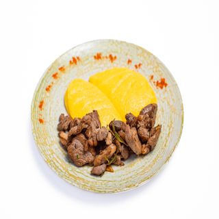 PASTRAMĂ DE BERBECUȚ CU MĂMĂLIGUȚĂ