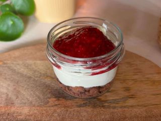 Biała czekolada z musem malinowym i kakaową kruszonką