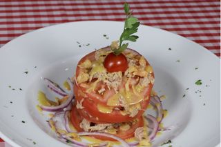Ensalada de atún con tomate, cebolla 