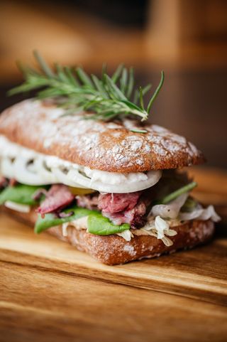 Buła z soczystą golonką z pieca