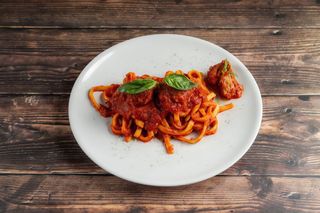 Pasta con polpette al sugo