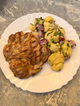 Пилешка пържола бут с гарнитура