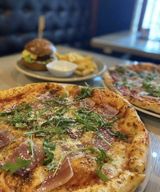 Pizza sa rukolom i pršutom 580 gr