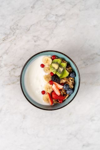 Bowl con yogurt e granola e frutta fresca