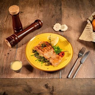 Somon la grătar cu sos meuniere