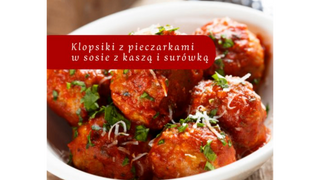 Klopsiki z pieczarkami w sosie z kaszą i surówką