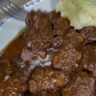 Plato de carrillada estofada con patatas fritas 