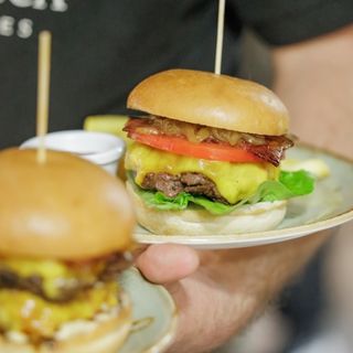  Burger Promo: 2 Burger + Patatas Fritas + Refresco / Cerveza