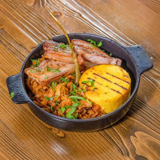 Mâncare de varză călită cu coastă de porc