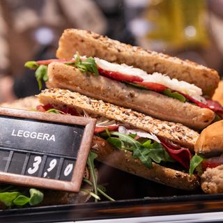 Panino imbottito con bresaola e grana