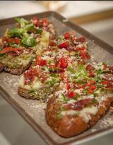 Brusketi sa hrskavom prsutom 