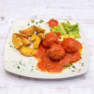 Polpette sugo di mamma con patate al forno