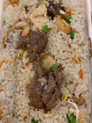 26. Пържени ориз с три вида месо и зеленчуци (900г)