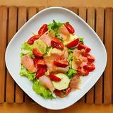 Dimljeni losos salata