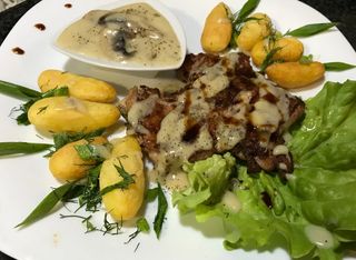 Пилешка пържола с гъбен сос (450г)