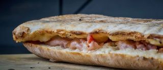 Panuozzo con Wurstel di Suino, Cheddar, Uova Strapazzate e Bacon