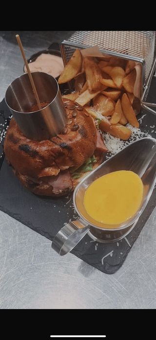Burger englezesc cu cartofi wedges