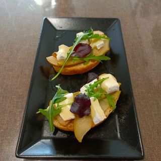 Брускети з грушею та сиром брі (170 гр)