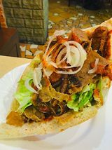 2. Kebab w bułce z cielęciną (Mega)