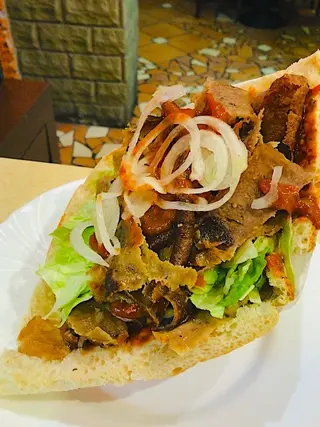 2. Kebab w bułce z cielęciną (Mega)