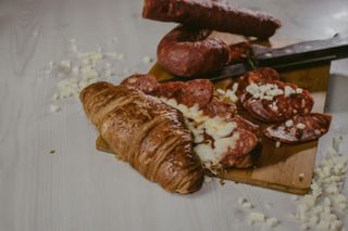 Croissant de chorizo con queso