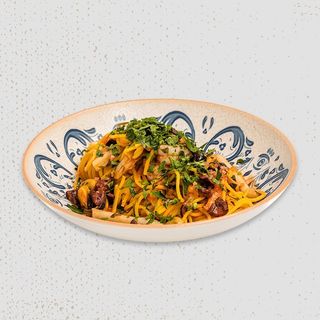 SPAGHETE CU FRUCTE DE MARE ȘI SOS PUTTANESCA