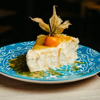 Tarta De queso con coulis de parchita 