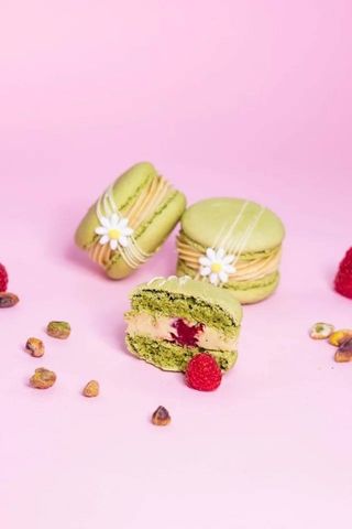 Макарон фісташка-малина