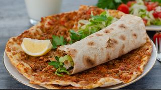 12. Lahmacun MIX 2 mięsa z fetą (Mega)