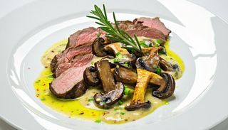 Muschiulet de porc la gratar cu sos de hribi