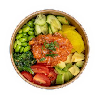 Poke Bowl z tatarem z łososia