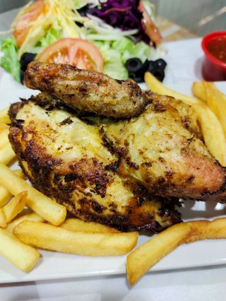 1/2 Pollo A L'Ast Con Patatas Y Ensalada Mixta