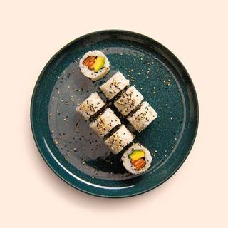 110. Uramaki California de salmón (8 uds.)