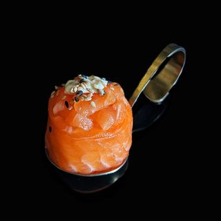 43. Gunkan salmone out