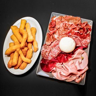 Tagliere di salumi, burrata e gnocco fritto