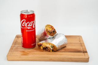 Burrito chilli con carne po preporuci + Coca-Cola 330ml