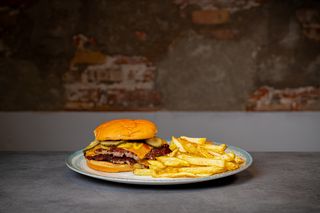 Doble SmashBurger con queso y patatas