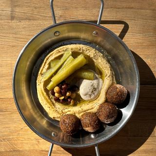 Хумус з фалафелем 