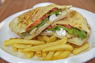 Sendvič sa grilovanom piletinom u ciabatti