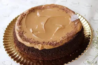 Bolo de Chocolate sem Farinha com Doce de Leite de Amêndoas