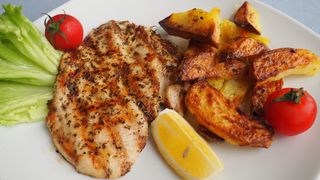 Пилешко филе с билки и запечени картофи 350 гр.