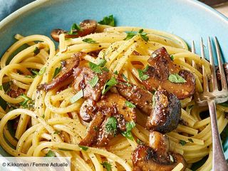 Spaghetti Carbonara + Champignon De Paris + Pain