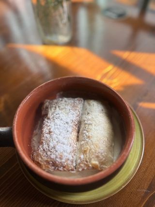 Crêpes cu brânză dulce, stafide și vanilie la cuptor