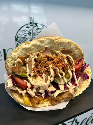 Пилешки дюнер в питка 400г