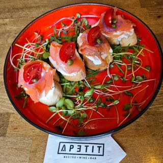 Bruschette sa hladno dimljenom pastrmkom