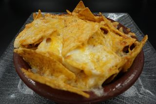 Tapa De Natxos Amb Salsa De Formatges